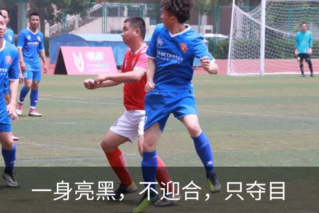 一身亮黑，不迎合，只夺目