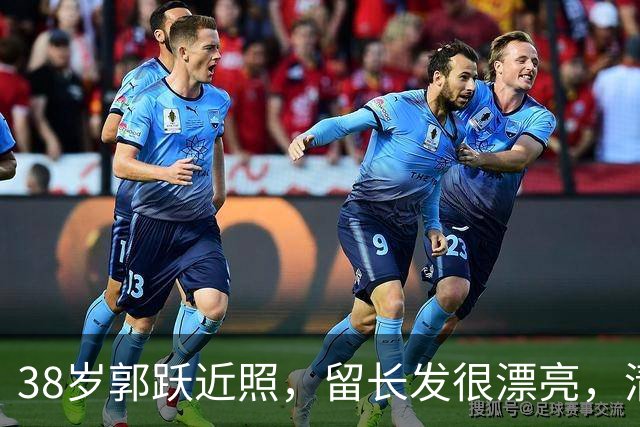 38岁郭跃近照，留长发很漂亮，清华毕业，从事金融，仍是单身一人